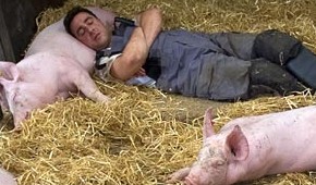 Richard_da_Costa_with pigs. (BBC © 2009)